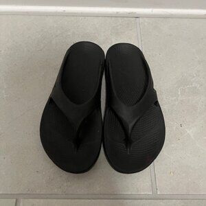 Black Oofos-Sandals-Size 8
